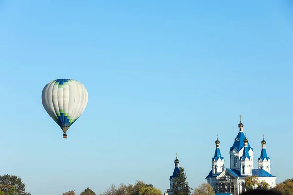 KAMIANETS-PODILSKYI, UKRAINE - OCTOBER 06, 2018: Beautiful view of hot air balloon flying near Saint George's Cathedral. Space for text — Stock Photo, Image