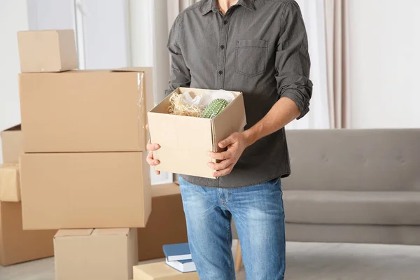 Mannen med rörliga box i sitt nya hus, närbild Visa — Stockfoto