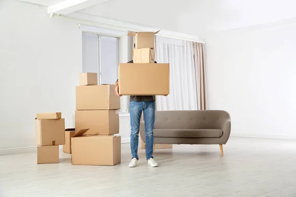 Hombre con cajas móviles en su nueva casa — Foto de Stock