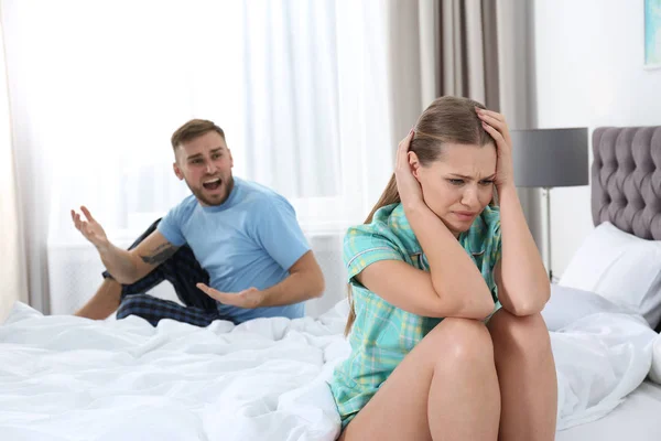 Young couple arguing in bedroom. Relationship problems — Stock Photo, Image