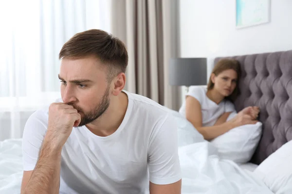 Молодая пара с проблемами в отношениях игнорирует друг друга в спальне — стоковое фото