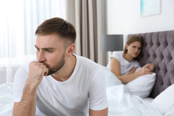 Casal jovem com problemas de relacionamento ignorando uns aos outros no quarto — Fotografia de Stock