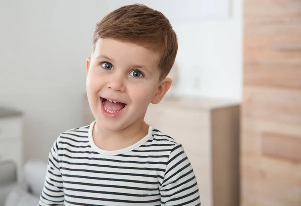 Küçük çocuk evde gülüyor portresi — Stok fotoğraf