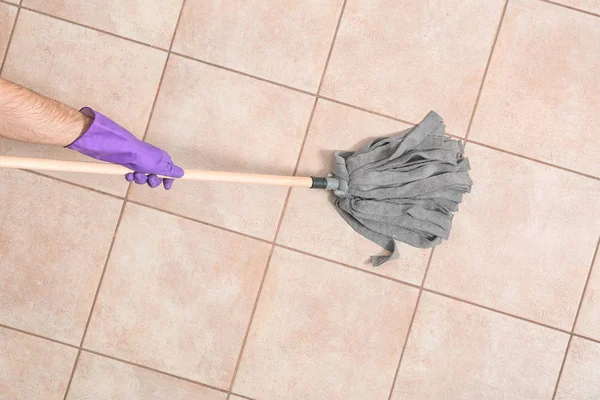 Man rengöra golvet med mopp, ovanifrån — Stockfoto