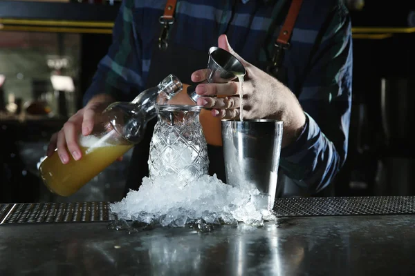 Barmann macht tropischen Cocktail am Tresen in Pub, Nahaufnahme — Stockfoto