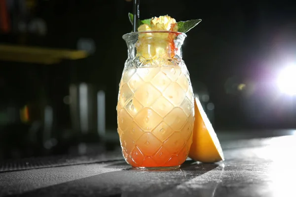 Cóctel de salida del sol de tequila alcohólico fresco en el mostrador del bar — Foto de Stock