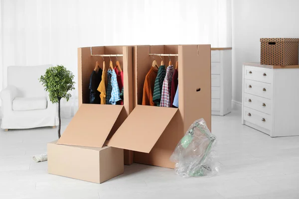 Armoire boîtes avec vêtements à l'intérieur de la chambre — Photo