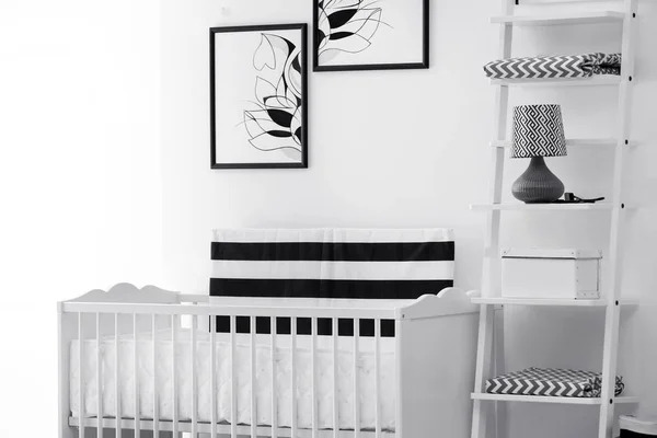 Μωρό υπνοδωμάτιο εσωτερικό με βρεφική κούνια και όμορφη διακόσμηση στοιχεία — Φωτογραφία Αρχείου