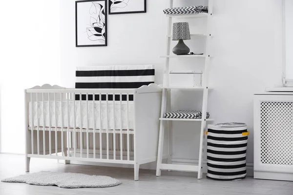 Interior del dormitorio de bebé con cuna y hermosos elementos de decoración —  Fotos de Stock