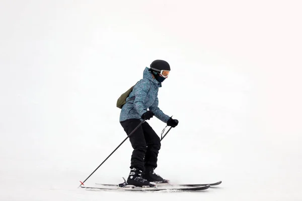 리조트에서 슬로프에서 스키입니다. 겨울 방학 — 스톡 사진