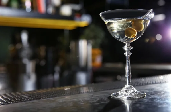 Склянка мартіні з оливками на барній стійці. Простір для тексту — стокове фото