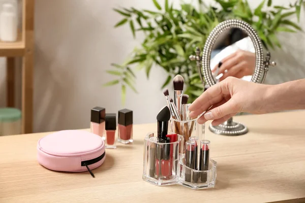 Žena kosmetických prostředků pro make-up od organizátora na toaletním stolku, closeup. Prostor pro text — Stock fotografie