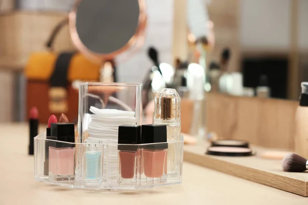 Organizer met cosmetische producten en make-up accessoires op de kaptafel. Ruimte voor tekst — Stockfoto