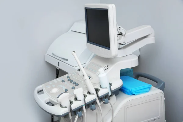 Moderna ultraljudsmaskinen mot vit vägg. Diagnostisk utrustning — Stockfoto