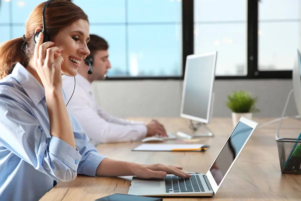 Equipe de suporte técnico com fones de ouvido no local de trabalho — Fotografia de Stock