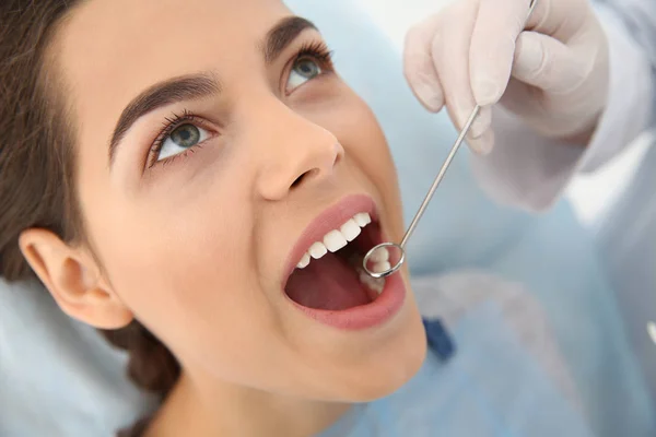 Tandläkaren undersöker patientens tänder i modern klinik — Stockfoto