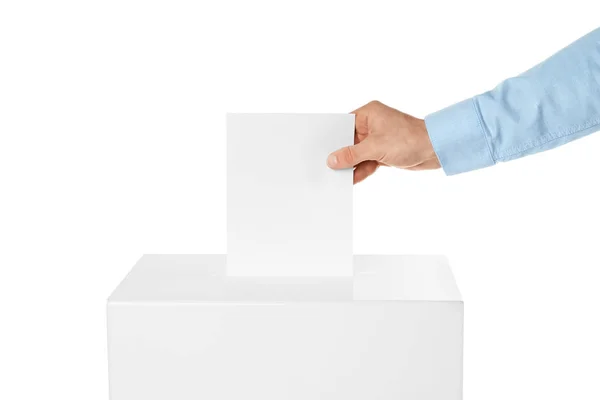 Homme mettant son vote dans les urnes sur fond blanc, gros plan — Photo