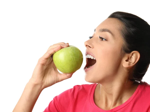 Mujer joven con dientes sanos y manzana sobre fondo blanco — Foto de Stock