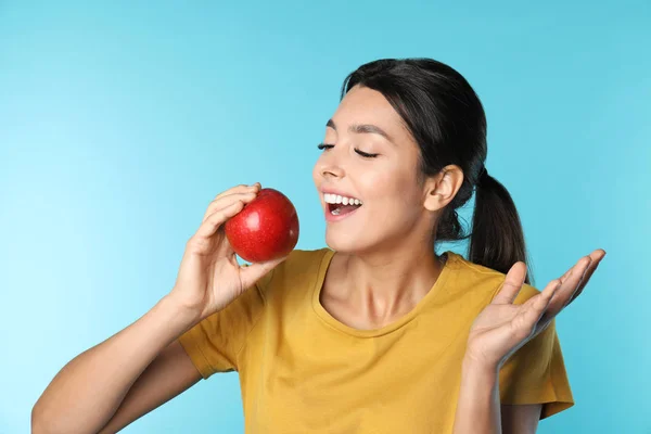 건강 한 치아와 색상 배경에 애플 젊은 여자 — 스톡 사진