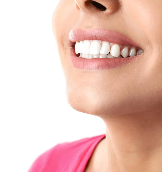Mujer joven con dientes sanos sobre fondo blanco, primer plano — Foto de Stock