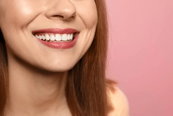 Wanita tersenyum dengan gigi yang sempurna pada latar belakang warna, closeup. Ruang untuk teks — Stok Foto