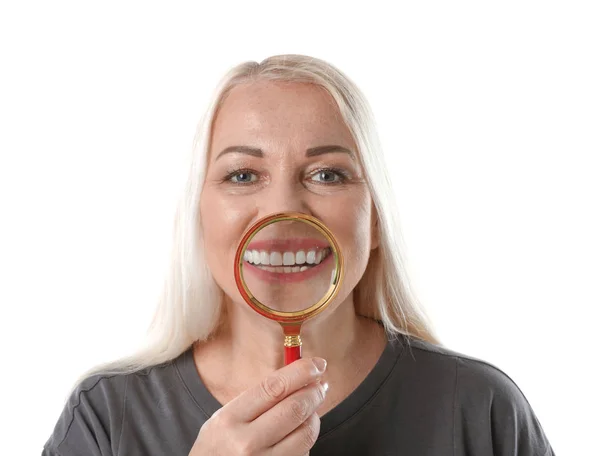 Улыбающаяся женщина с идеальными зубами и увеличителем на белом фоне — стоковое фото
