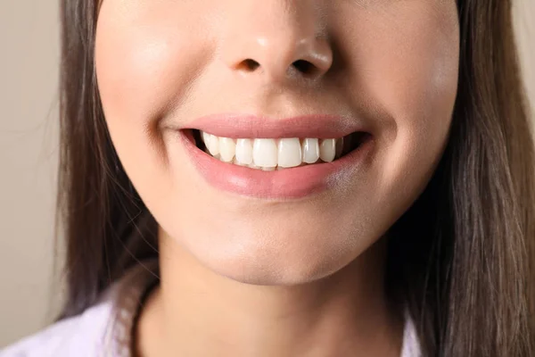 Junge Frau mit gesunden Zähnen auf farbigem Hintergrund, Nahaufnahme — Stockfoto