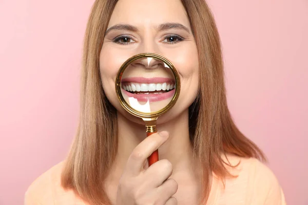 Uśmiechnięta kobieta z idealne zęby i Lupa na kolor tła, zbliżenie — Zdjęcie stockowe