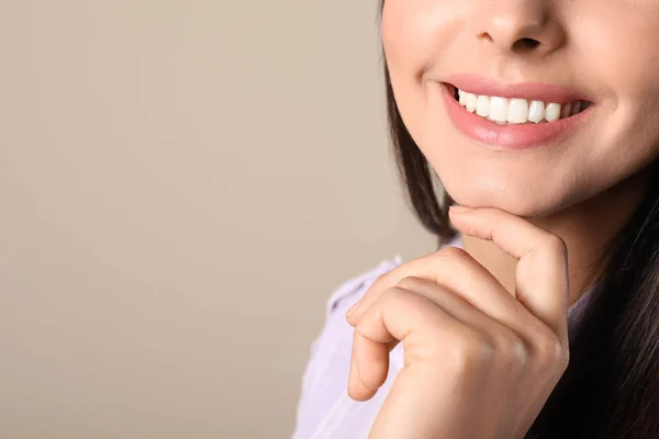 Mujer joven con dientes sanos sobre fondo de color, primer plano. Espacio para texto — Foto de Stock