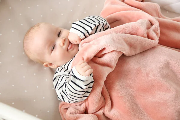 Jolie petite fille dans la crèche. Horaire du coucher — Photo