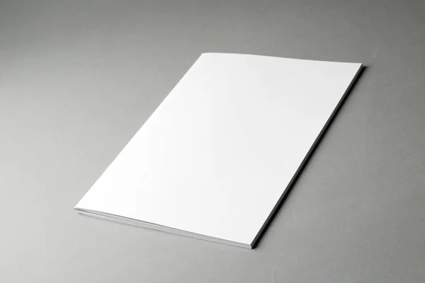 Folleto con tapa en blanco sobre fondo gris. Prepárate para el diseño — Foto de Stock