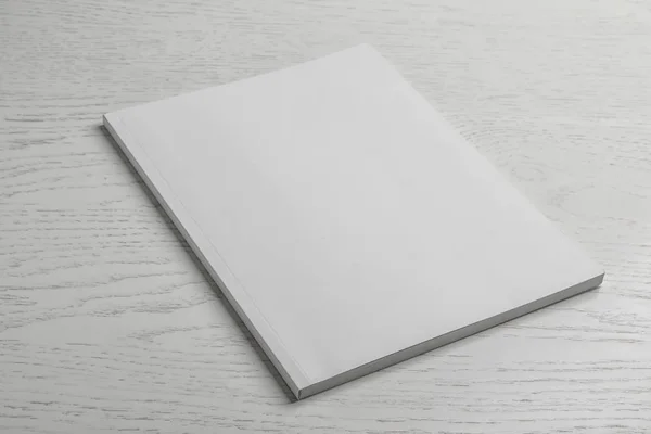 Folleto con tapa en blanco sobre fondo de madera. Prepárate para el diseño —  Fotos de Stock