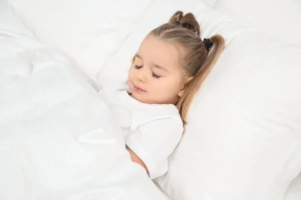 Красивая маленькая девочка спит в постели. Расписание сна — стоковое фото