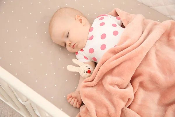 可爱的女婴睡在婴儿床。睡觉时间时间表 — 图库照片
