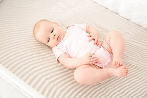 Niedliches kleines Mädchen in der Krippe. Schlafenszeit — Stockfoto