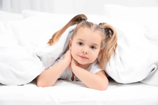 Krásná holčička v posteli doma. Před spaním plán — Stock fotografie