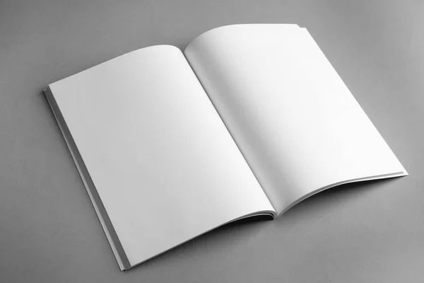 Mockup de brochura em branco aberta sobre fundo cinzento — Fotografia de Stock