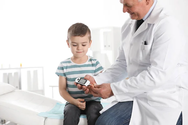 Médecin vérifiant le taux de sucre sanguin du patient avec glucomètre numérique à l'hôpital. Contrôle du diabète — Photo