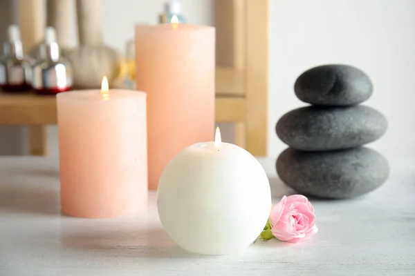 Belle composition spa avec bougies et pierres sur table en bois — Photo