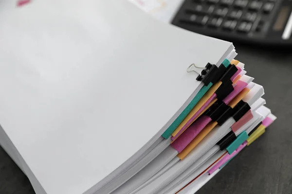 Stapel documenten met paperclips op kantoor tafel. Ruimte voor tekst — Stockfoto