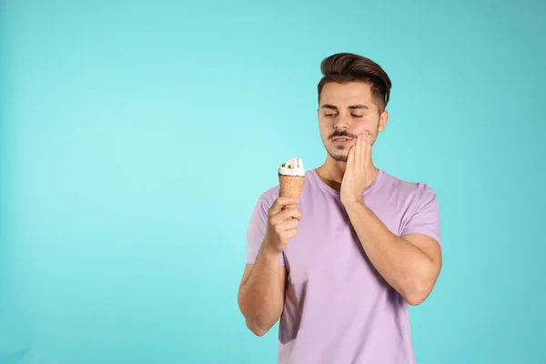 민감한 치아와 색상 배경에 아이스크림 젊은 남자. 텍스트를 위한 공간 — 스톡 사진