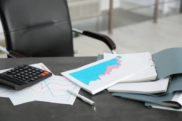 Carpetas con documentos y calculadora en la mesa de oficina — Foto de Stock