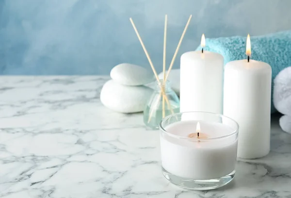 Krásné lázeňské složení se svíčkami na stole, prostor pro text — Stock fotografie