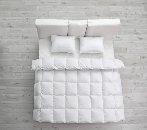 Kényelmes ágy új matrac a szobában, fent nézetben. Egészséges alvás — Stock Fotó