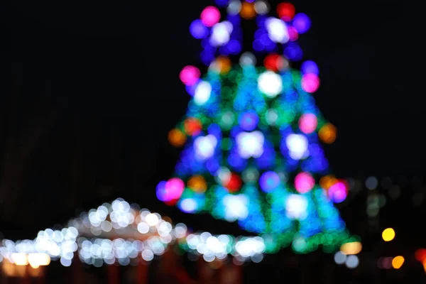 Hermoso árbol de Navidad decorado al aire libre. Efecto Bokeh — Foto de Stock