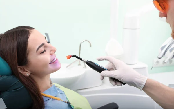 Profesionální zubní práci s pacientem v moderní klinice. Bělení zubů — Stock fotografie