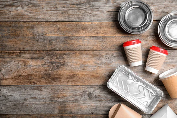 Recipientes diferentes para mock up design em fundo de madeira, flat lay. Serviço de entrega de alimentos — Fotografia de Stock