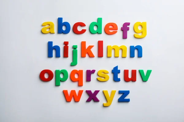 Magnetbuchstaben aus Kunststoff isoliert auf weiß, Draufsicht. Alphabetische Ordnung — Stockfoto
