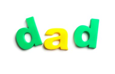 Beyaz arka planda, üstten görünüm manyetik harflerin kelime baba