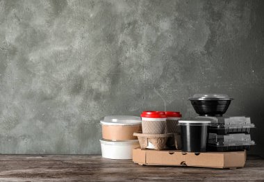 Tablo, metin için yer çeşitli paket kapsayıcılarında. Gıda dağıtım hizmeti